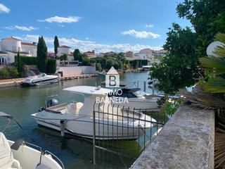 Xalet Valira 19. Casa semi adosada en empuriabrava a reformar, con amarre privado Xalet Valira 19. Casa semi adosada en empuriabrava a reformar, con amarre privado