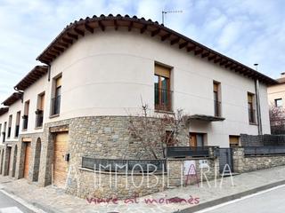Casa adossada a Carrer esteve torrentó 26. Casa a 3 vientos con jardín y parking Casa adossada a Carrer esteve torrentó 26. Casa a 3 vientos con jardín y parking