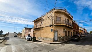 Casa adossada  Calle de legazpi. Venta casa (esquina) local+ piso Casa adossada  Calle de legazpi. Venta casa (esquina) local+ piso