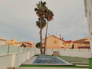 Casa aparellada a Calle miraflores 2. Villa-pareada de lujo , con piscina y a menos de 100m del mar Casa aparellada a Calle miraflores 2. Villa-pareada de lujo , con piscina y a menos de 100m del mar