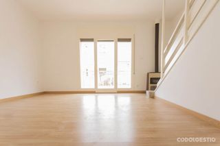 Casa en Estadi-Santa Anna. Casa con 4 habitaciones, parking, calefacción y terraza Casa en Estadi-Santa Anna. Casa con 4 habitaciones, parking, calefacción y terraza