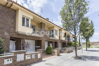 Casa en Manlleu. Casa con 4 habitaciones, parking, calefacción y terraza Casa en Manlleu. Casa con 4 habitaciones, parking, calefacción y terraza