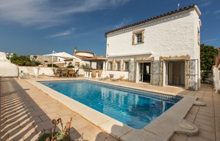Holiday lettings Towny house Carrer medes. Villa al canal empuriabrava Holiday lettings Towny house Carrer medes. Villa al canal empuriabrava