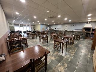 Rent Industrial building Vicent andrés estellés. Nave industrial que actualmente opera como barrestaurante Rent Industrial building Vicent andrés estellés. Nave industrial que actualmente opera como barrestaurante