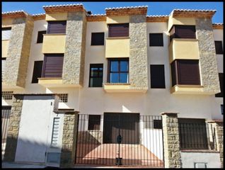 Casa adossada Avenida ramon salvador. Casa adosada en avenida de castello / vistabella del maestrazgo Casa adossada Avenida ramon salvador. Casa adosada en avenida de castello / vistabella del maestrazgo