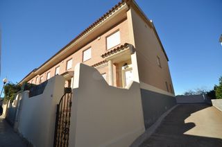 Casa adossada Centro pueblo. Esquinera muy soleada Casa adossada Centro pueblo. Esquinera muy soleada