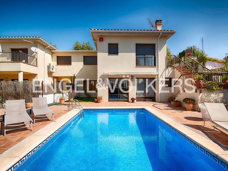 Foto 1e9430a5-fd1c-48d9-b65b-e084ba699b2c. Casa edificios residenciales y comerciales excepcionales en Empuriabrava Foto 1e9430a5-fd1c-48d9-b65b-e084ba699b2c. Casa edificios residenciales y comerciales excepcionales en Empuriabrava