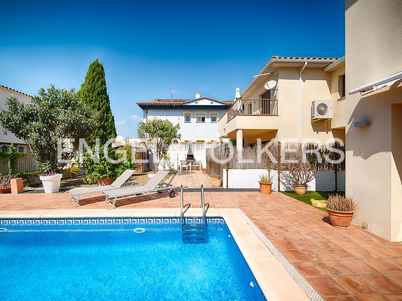 Foto b12ece67-23a9-4e45-97c3-d0c911a69356. Casa edificios residenciales y comerciales excepcionales en Empuriabrava Foto b12ece67-23a9-4e45-97c3-d0c911a69356. Casa edificios residenciales y comerciales excepcionales en Empuriabrava