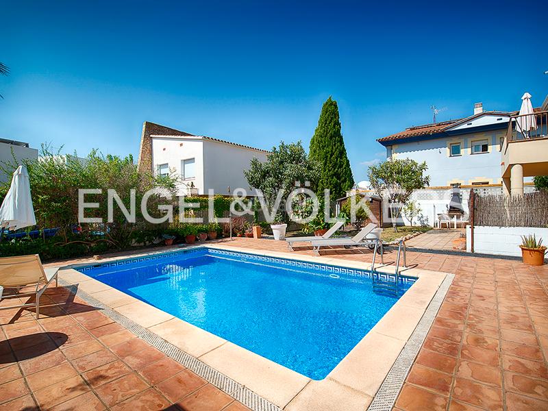 Foto f4c27891-d3b5-4367-b4b5-5c2e94ceb38f. Casa edificios residenciales y comerciales excepcionales en Empuriabrava Foto f4c27891-d3b5-4367-b4b5-5c2e94ceb38f. Casa edificios residenciales y comerciales excepcionales en Empuriabrava