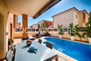 Chalet Sector mestral. Moderna casa con piscina y pequeño jardín Chalet Sector mestral. Moderna casa con piscina y pequeño jardín