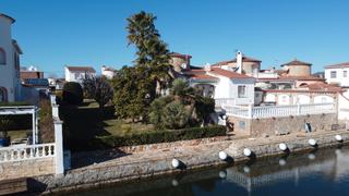 Chalet  Carrer segre. Encantadora casa situada en un canal ancho con orientación sur Chalet  Carrer segre. Encantadora casa situada en un canal ancho con orientación sur