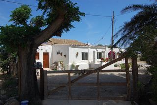Masía 5 km al mar y 4 km a pueblo. Preciosa casa cerca del mar Masía 5 km al mar y 4 km a pueblo. Preciosa casa cerca del mar