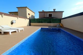 Casa adosada Carrer jaume i. Chalet con piscina Casa adosada Carrer jaume i. Chalet con piscina