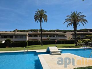 Casa adossada Carrer tramuntana. Casa adosada con jardin y piscina Casa adossada Carrer tramuntana. Casa adosada con jardin y piscina