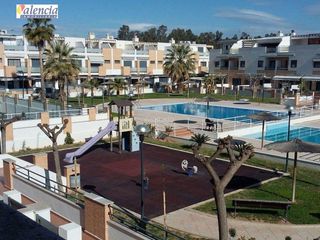 Casa adossada en Pobla de Farnals (la). Casa adosada con 3 habitaciones, parking, piscina comunitaria y Casa adossada en Pobla de Farnals (la). Casa adosada con 3 habitaciones, parking, piscina comunitaria y