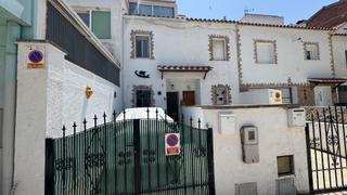 Casa adossada a Sant Maurici. Encantadora casa de 3 niveles con terrazas y chimenea en empuria Casa adossada a Sant Maurici. Encantadora casa de 3 niveles con terrazas y chimenea en empuria