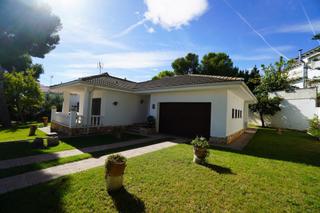 Chalet in Els Masos - Els Garrofers. Casa en una sola planta a 1200 metros de la playa en comaruga Chalet in Els Masos - Els Garrofers. Casa en una sola planta a 1200 metros de la playa en comaruga