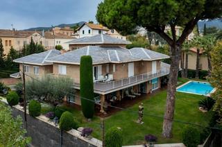 Xalet a Tiana. Villa de lujo con piscina privada y estilo inglés, muy cerca del Xalet a Tiana. Villa de lujo con piscina privada y estilo inglés, muy cerca del