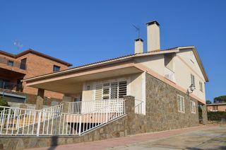 Casa Urbanitzacio can farell. Casa gran ideal 2 families Casa Urbanitzacio can farell. Casa gran ideal 2 families