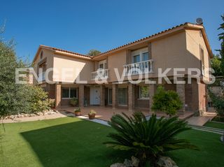 Casa Centre. Con amplios espacios y jardín Casa Centre. Con amplios espacios y jardín