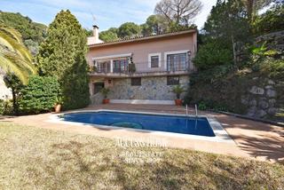 Chalet à Urbanitzacions. Casa en venta en les sureres, mataró, con jardín y piscina Chalet à Urbanitzacions. Casa en venta en les sureres, mataró, con jardín y piscina