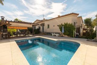 Casa a Deltebre. Chalet independiente con piscina en primera línea de mar  riumar Casa a Deltebre. Chalet independiente con piscina en primera línea de mar  riumar