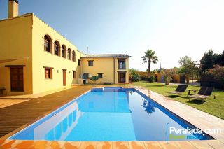 Masía En zona rural con mucha tranquilidad. Con amplio jardín y piscina Masía En zona rural con mucha tranquilidad. Con amplio jardín y piscina