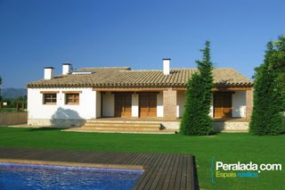 Torre en Carretera figueres, 34. Parcela ajardinada y piscina Torre en Carretera figueres, 34. Parcela ajardinada y piscina