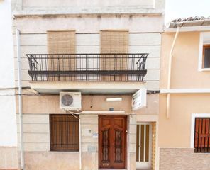Casa adosada en Calle ramon y cajal, 23. Casa de dos plantas con dos vivi Casa adosada en Calle ramon y cajal, 23. Casa de dos plantas con dos vivi