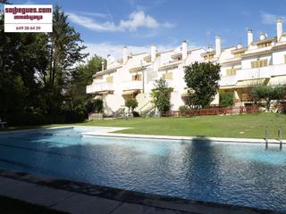 Location Maison jumelée à Begues. Begues centro casa adosada esquinera piscina comunitaria Location Maison jumelée à Begues. Begues centro casa adosada esquinera piscina comunitaria