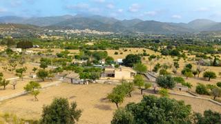 Casa en Selva. Exclusiva finca con alma mallorquina y panorámicas eternas a la Casa en Selva. Exclusiva finca con alma mallorquina y panorámicas eternas a la