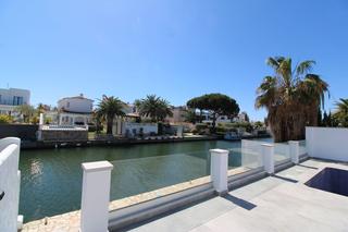 Casa Carrer segre. Fantástica casa de nueva construcción al canal ancho en venta en Casa Carrer segre. Fantástica casa de nueva construcción al canal ancho en venta en