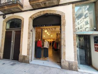 Traspàs Local Comercial a Carrer d'elisabets 20. Local con techos de doble altura / local amb sostre de doble alç Traspàs Local Comercial a Carrer d'elisabets 20. Local con techos de doble altura / local amb sostre de doble alç