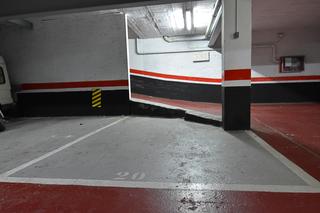 Parking voiture à N/a. Para coche pequeño o dos motos Parking voiture à N/a. Para coche pequeño o dos motos