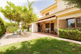 Chalet Avenida avenida del mar. Chalet familar con encanto junto al mar y club de tenis Chalet Avenida avenida del mar. Chalet familar con encanto junto al mar y club de tenis