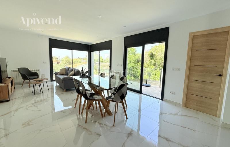 Foto 5d821676-d0b5-47c0-b51b-6ee86c8feb0e. Chalet avec chauffage parking piscine dans Nord Roses Foto 5d821676-d0b5-47c0-b51b-6ee86c8feb0e. Chalet avec chauffage parking piscine dans Nord Roses