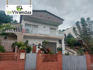 Casa a Calle serra de l'ordal 12. Bonita casa con piscina Casa a Calle serra de l'ordal 12. Bonita casa con piscina