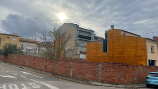 Gebäude  Torrent. En construcción obra parada en calle torrent, palafrugell Gebäude  Torrent. En construcción obra parada en calle torrent, palafrugell