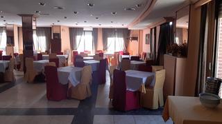 Local Comercial a Avenida de gredos 56. Hostal a la venta con cocina equipada y almacén. Local Comercial a Avenida de gredos 56. Hostal a la venta con cocina equipada y almacén.