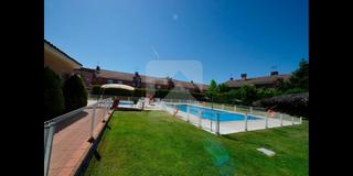 Maison jumelée à Restón I-Restón II. Chalet adosado con piscina comunitaria Maison jumelée à Restón I-Restón II. Chalet adosado con piscina comunitaria