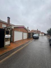 Chalet in Pioz. Urbanizacion la arboleda, chalet pareado, con garaje y 3 dormito Chalet in Pioz. Urbanizacion la arboleda, chalet pareado, con garaje y 3 dormito