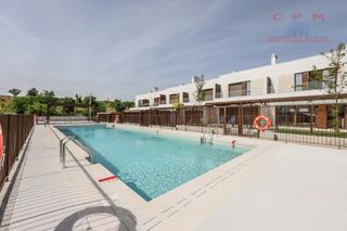 Location Maison jumelée à El Cañaveral. Luminoso chalet adosado de 273 m2, 4 habitaciones, terraza y jar Location Maison jumelée à El Cañaveral. Luminoso chalet adosado de 273 m2, 4 habitaciones, terraza y jar