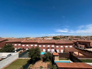 Reihenhaus in Tórtola de Henares. Venta vivienda con buhardilla, gran sótano y jardín de 100m2 úti Reihenhaus in Tórtola de Henares. Venta vivienda con buhardilla, gran sótano y jardín de 100m2 úti