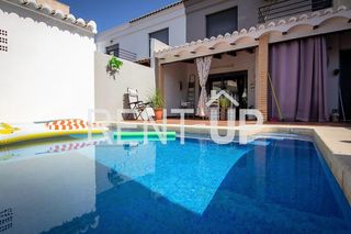 Casa adossada Novetlé. Grande con piscina privada Casa adossada Novetlé. Grande con piscina privada