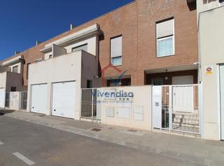 Maison jumelée  Asturias. Vivienda en marchamalo con 4 dormitorios, buhardilla y patio Maison jumelée  Asturias. Vivienda en marchamalo con 4 dormitorios, buhardilla y patio