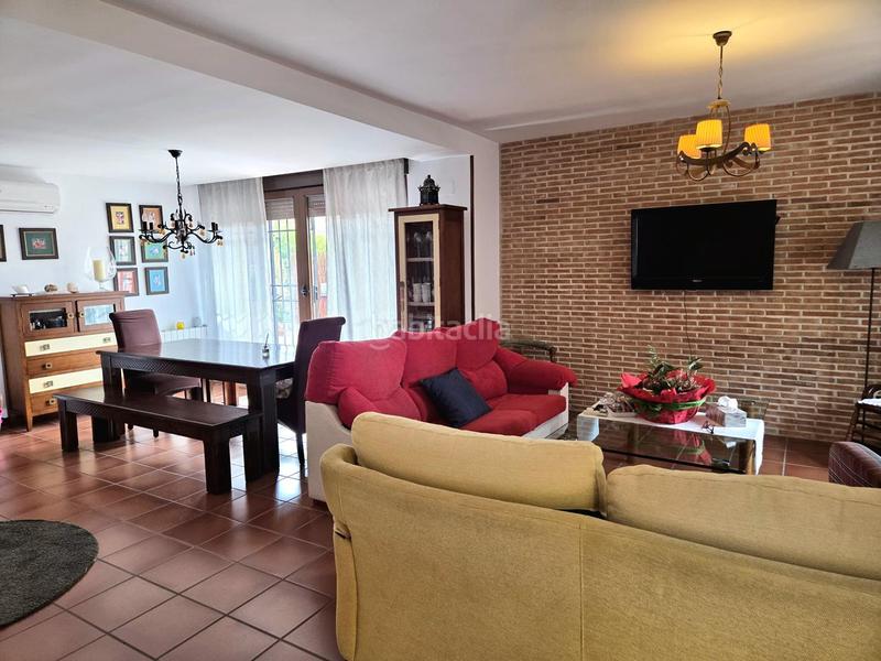 Foto 2a02977f-121a-4562-ac3e-28eedf485c4c. Casa pareada chalet en urbanización itálica en Olías del Rey Foto 2a02977f-121a-4562-ac3e-28eedf485c4c. Casa pareada chalet en urbanización itálica en Olías del Rey