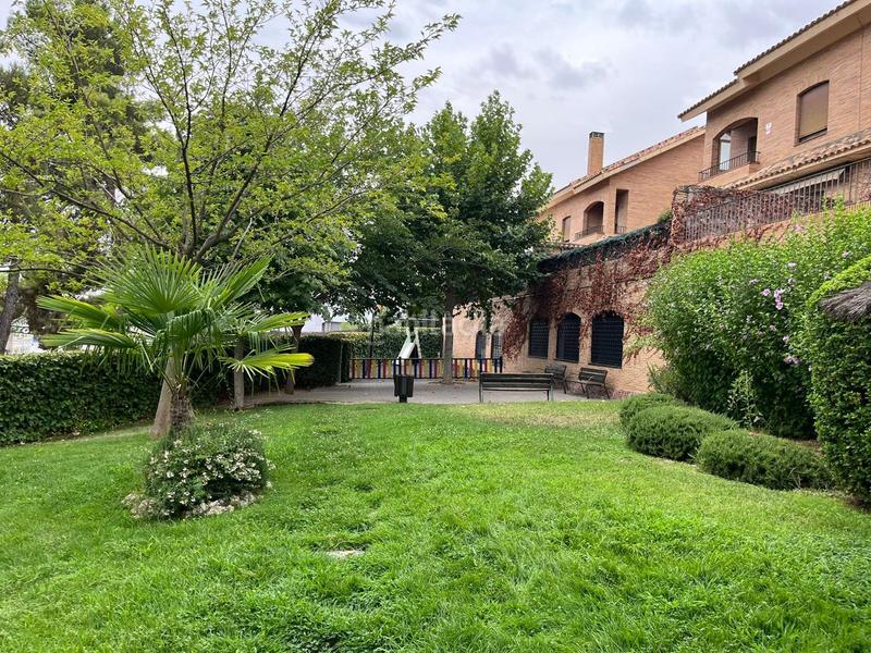 Foto b729eaf8-524a-4d53-afe5-d660d7f22e17. Casa pareada chalet en urbanización itálica en Olías del Rey Foto b729eaf8-524a-4d53-afe5-d660d7f22e17. Casa pareada chalet en urbanización itálica en Olías del Rey