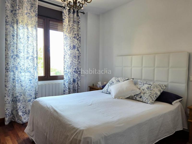 Foto de83a3c5-2c84-4da1-9cd6-ca4710f18408. Casa pareada chalet en urbanización itálica en Olías del Rey Foto de83a3c5-2c84-4da1-9cd6-ca4710f18408. Casa pareada chalet en urbanización itálica en Olías del Rey