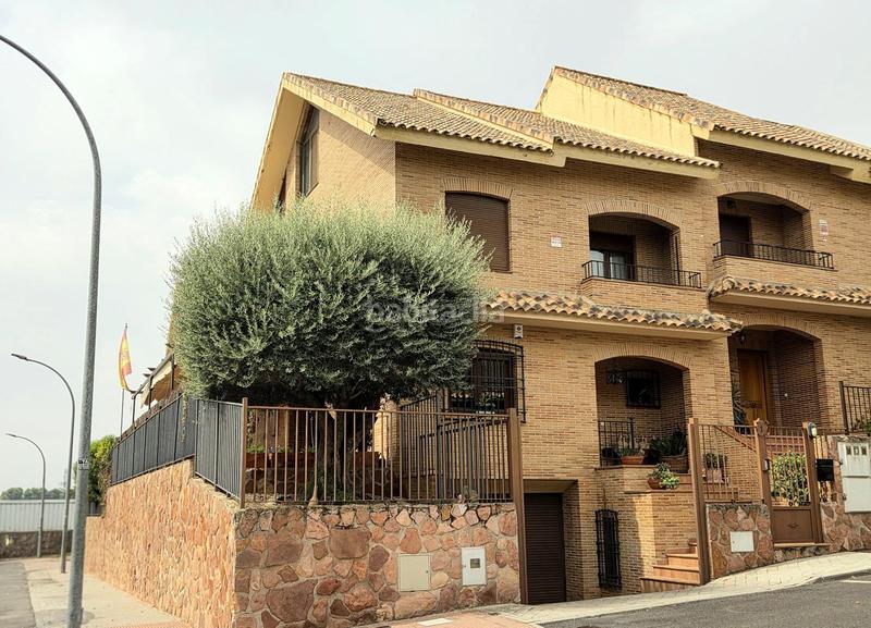 Foto ea25cefb-6b3b-4a9e-ab9d-97938c69eebd. Casa pareada chalet en urbanización itálica en Olías del Rey Foto ea25cefb-6b3b-4a9e-ab9d-97938c69eebd. Casa pareada chalet en urbanización itálica en Olías del Rey