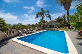 Holiday lettings Villa in Carrer amadeu vives, 1. Piscina, vistas del mar, jardin Holiday lettings Villa in Carrer amadeu vives, 1. Piscina, vistas del mar, jardin